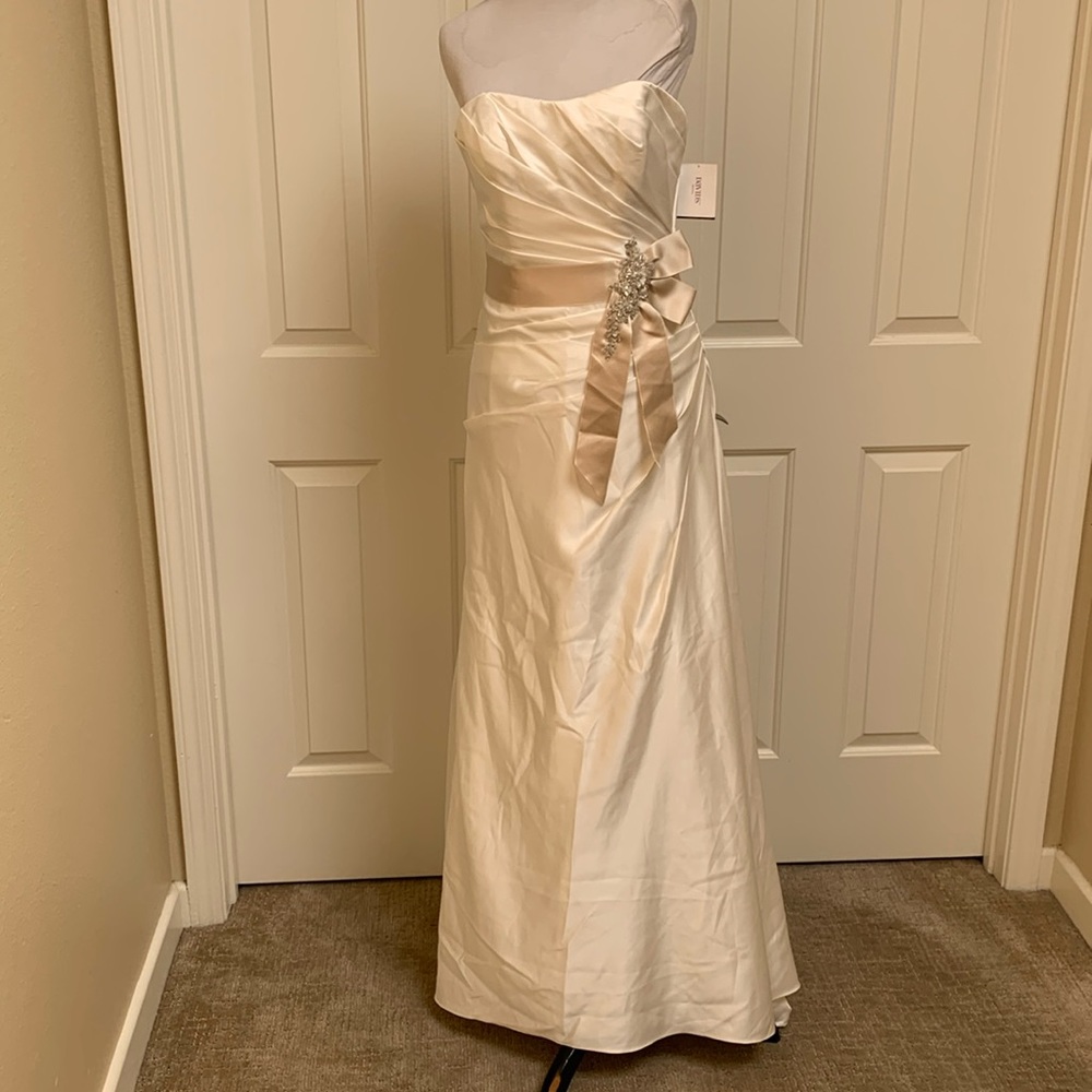 Brand New W/Tags David’s Bridal Strapless Irory/Champagne wedding dress